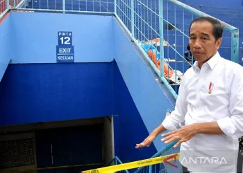 Presiden Joko Widodo Widodo meninjau kondisi tribun tempat kerusuhan di Stadion Kanjuruhan Malang, Jawa Timur pada Rabu (5/10/2022). ANTARA/HO-Biro Pers Sekretariat Kepresidenan/Rusman/aa.
