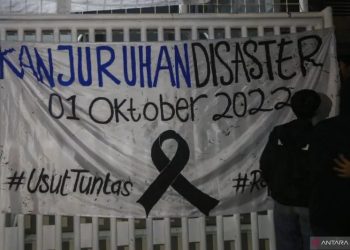 Sejumlah suporter klub sepak bola berkumpul saat doa bersama untuk korban tragedi Kanjuruha di Stadion Mandala Krida, Yogyakarta, Selasa (4/10/2022). (ANTARA FOTO/Andreas Fitri Atmoko/tom)