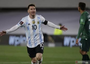 Pemain Argentina Lionel Messi melalukan selebrasi setelah mencetak gol saat menghadapi Bolivia pada kualifikasi Piala Dunia 2022 Qatar di Monumental Stadium, Buenos Aires pada 9 September 2021. (AFP/JUAN IGNACIO RONCORONI)