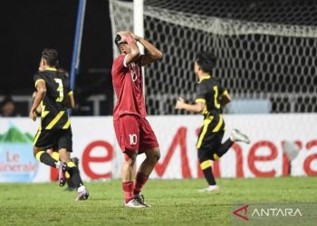 Pesepak bola Tim Nasional U-17 Indonesia Muhammad Nabil Asyura (tengah) memegang kepalanya usai Tim Nasional U-17 Malaysia mencetak gol dalam laga Grup B Kualifikasi Piala Asia U-17 2023 di Stadion Pakansari, Cibinong, Kabupaten Bogor, Jawa Barat, Minggu (9/10/2022). ANTARA FOTO/M Risyal Hidayat/wsj.