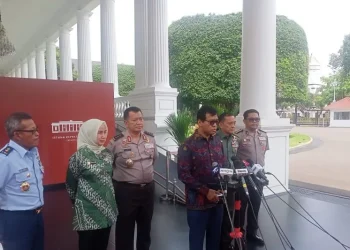 Gubernur Lemhannas RI Andi Widjajanto memberikan keterangan kepada wartawan di kompleks Istana Kepresidenan Jakarta, Rabu (12/10/2022). ANTARA/Rangga Pandu Asmara Jingga.