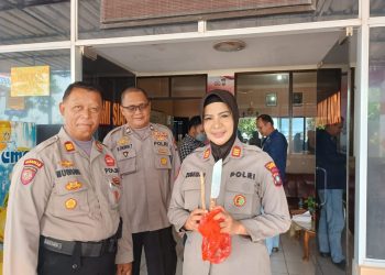 Kapolsek KKP Tanjungpinang, Zubaidah saat Menunjukan Sajam yang Dibawa Ahmad Boy seorang ODGJ, foto : Mael/detak.media