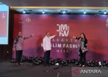 Menteri Perdagangan Republik Indonesia Zulkifli Hasan saat meluncurkan logo baru Jakarta Muslim Fashion Week di Gedung Kementerian Perdagangan, Jakarta, Rabu (12/10/2022) (ANTARA/Maria Cicilia Galuh)