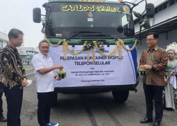 Menteri Perdagangan Zulkifli Hasan saat melepas eksppr ponsel PT Samsung Electronic Indonesia di Cikarang Utara, Kabupaten Bekasi, Jawa Barat, Kamis. (ANTARA/ Sella Panduarsa Gareta)