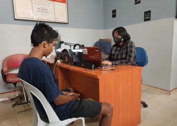 Pelaku YP saat Menjalani Pemeriksaan di Mapolsek Tanjungpinang Timur, foto : Mael/detak.media