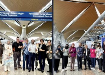 Country Manager PT Garuda Indonesia (Persero) Tbk untuk Malaysia Fredrik Kasiepo foto bersama Atase Perdagangan Kedutaan Besar Republik Indonesia (KBRI) Kuala Lumpur Deden Muhammad FS dan pengusaha Indonesia dari ITA di Kuala Lumpur International Airport, Sepang, Malaysia, Selasa (28/10/2022). (ANTARA/HO-PT Garuda Indonesia (Persero) Tbk)
