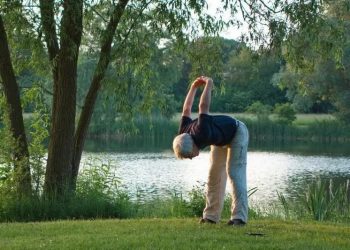 Ilustrasi lansia berolahraga (Pixabay)