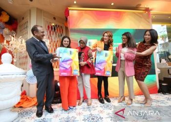 (Kiri ke kanan) Vice President and General Manager Global Network Services South East Asia and South Pacific American Express Sanjiv Malhotra, Artis Marsha Aruan, Direktur Bisnis Konsumer BNI Corina Leyla Karnalies, Artis Natasha Ryder, SEVP Digital Business BNI Rian Kaslan, dan Director AMEX Indonesia Perriz Azwir pada peluncuran Kartu Kredit BNI American Express Vibe di Jakarta, Jumat (21/10/2022). (ANTARA/HO-BNI)