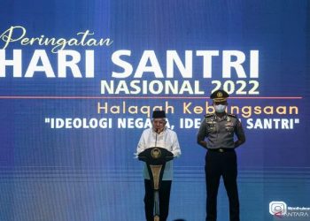 Wakil Presiden Maruf Amin (kiri) memberikan sambutan saat peringatan Hari Santri di Halaman Kantor Kemenko Polhukam, Jakarta, Jumat (21/10/2022). ANTARA FOTO/Fauzan/hp