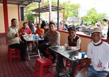 Kapolresta Tanjungpinang, Kombes Pol H. Ompusunggu saat Makan Bersama Warga di Warung Berkah Akhirat Polsek KKP, foto : ist