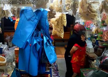 Rekaman CCTV yang Memperlihatkan Korban (baju Merah) sedang Dipiting oleh Salah seorang Perampok, foto : ist