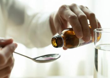 Daftar lima obat cair yang senyawa etilen glikol (EG) yang melebihi ambang batas. (iStockphoto/PORNCHAI SODA)