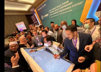 Kepala BPJPH M. Aqil Irham menandatangani H20 Semarang Communique, di Semarang, Sabtu (19/11/2022) (Foto: Aan)