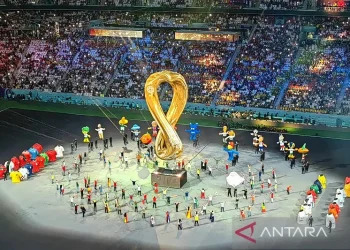 Balon emblem Piala Dunia 2022 Qatar berdiri di tengah lapangan Stadion Al Bayt dalam prosesi akhir upacara pembukaan turnamen tersebut di Al Khor, Minggu (20/11/2022). ANTARA/Gilang Galiartha/aa.