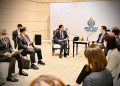Presiden Jokowi didampingi Seskab Pramono Anung melakukan pertemuan dengan Chief Executive Daerah Adminitrasi Khusus Hong Kong John Lee di sela pertemuan pemimpin ekonomi APEC di Queen Sirikit National Convention Center, Bangkok, Jumat (18/11/2022). (Foto: BPMI Setpres/Laily Rachev)