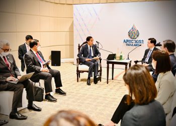 Presiden Jokowi didampingi Seskab Pramono Anung melakukan pertemuan dengan Chief Executive Daerah Adminitrasi Khusus Hong Kong John Lee di sela pertemuan pemimpin ekonomi APEC di Queen Sirikit National Convention Center, Bangkok, Jumat (18/11/2022). (Foto: BPMI Setpres/Laily Rachev)