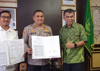Foto usai penandatanganan oleh Sekda Natuna Boy Wijanarko (kiri) dengan Kapolres Natuna, AKBP Iwan Ariyandhy, dan disaksikan oleh Bupati Natuna Wan Siswandi (f : istimewa)