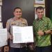 Foto usai penandatanganan oleh Sekda Natuna Boy Wijanarko (kiri) dengan Kapolres Natuna, AKBP Iwan Ariyandhy, dan disaksikan oleh Bupati Natuna Wan Siswandi (f : istimewa)