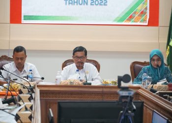 Sekda Natuna Boy Wijanarko (tengah) didampingi Kadis PMD Anrizal Zen (kiri) serta Ketua TP PKK Septi Dwiani (kanan) saat rapat