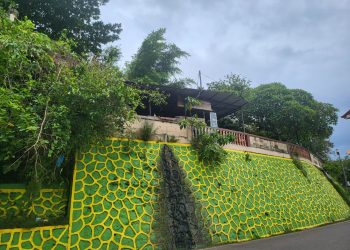 Terlihat, Limbah dari D'Corner Cafe mengotori batu miring yang di cat menggunakan APBD Tanjungpinang, foto: ist