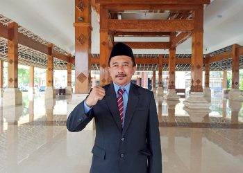 Wakil Ketua DPRD Kabupaten Blitar, Mujib saat di wawancarai setelah Upacara Hari Pahlawan, foto: Dani ES/detak.media