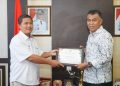 Foto Bupati Natuna, Wan Siswandi (kanan) saat menerima penghargaan dari