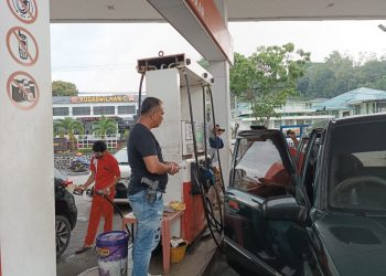 Kanit Opsnal Satreskrim Polresta Tanjungpinang, Ipda Fredy Simanjuntak saat mendatangi SPBU Kilometer 3, foto : Mael/detak.media