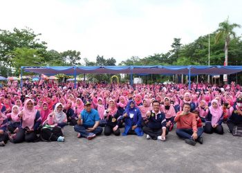 Walikota Tanjungpinang, Rahma bersama Ketua PKK dan beberapa Kepala Dinas Pemko setempat saat foto bersama dengan kader posyandu dalam rangka Jambore Posyandu, foto: ist