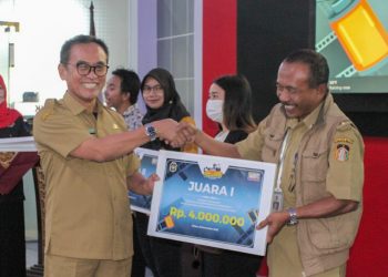 Wakil Walikota Blitar, saat berikan piagam penghargaan ke pemenang Festival KIM, foto: Dani Es/detak.media