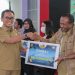 Wakil Walikota Blitar, saat berikan piagam penghargaan ke pemenang Festival KIM, foto: Dani Es/detak.media
