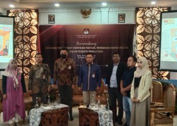 Foto bersama, Ketua KPU Natuna ,Junaedi Abdillah (tengah) bersama stakeholder (foto : Zaki/DM)