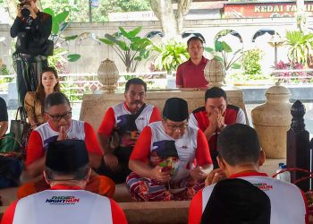 Sekretaris Kabinet, Pramono Anung saat berdoa di Makam Bung Karno, foto: Dani ES/detak.media