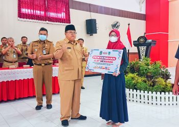 Walikota Blitar saat berikan bantuan peralatan memasak secara simbolis, foto: ist