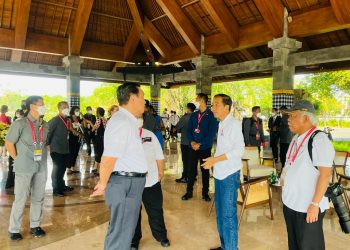 Presiden Jokowi berbincang dengan Menko Marves Luhut B. Pandjaitan, Menteri LHK Siti Nurbaya, dan Menteri PUPR Basuki Hadimuljono sebelum meninjau Tahura Bali bersama pemimpin negara G20, di Kota Denpasar, Bali. (Foto: BPMI Setpres/Laily Rachev)
