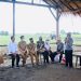 Presiden Jokowi juga berdialog dengan pakar tebu dari Brasil, dr. Plinio dan petani tebu di Kebun Tebu Temu Giring, Kabupaten Mojokerto, Jawa Timur, Jumat (04/11/2022). (Foto: BPMI Setpres/Laily Rachev)