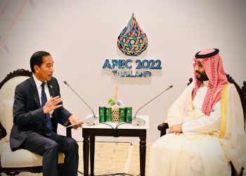 Presiden Jokowi bersama Perdana Menteri Arab Saudi MBS di sela penyelenggaraan KTT APEC di Queen Sirikit National Convention Center, Bangkok, Jumat (18/11/2022). (Foto: BPMI Setpres/Laily Rachev)