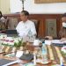 Presiden Jokowi didampingi Mensesneg Pratikno dan Seskab Pramono Anung saat meminpin ratas mengenai kebijakan cukai hasil tembakau tahun 2023, Kamis (03/11/2022), di Istana Kepresidenan Bogor, Jawa Barat. (Foto: Humas Setkab/Rahmat)