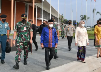 Wapres dan Ibu Wury Ma’ruf Amin sebelum bertolak ke Papua, Senin (28/11/2022). (Foto: BPMI Setwapres)