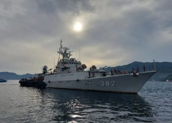 TNI Angkatan Laut Manado menyiagakan KRI Hasan Basri-382 untuk mengamankan parade kapal di perairan Teluk Manado, Sulawesi Utara, dalam pelaksanaan Festival Bunaken. ANTARA/HO-Dispen Lantamal VIII