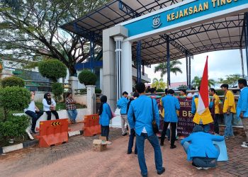 Belasan Mahasiswa saat Unjuk Rasa di Kantor Kejati Kepri, Jum'at (4/10/2022), foto : Mael/detak.media
