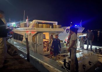 Personel Sat Polairud Polresta Tanjungpinang saat Mengevakuasi Speed Boat Puskesmas Keliling milik Pemkab Anambas, foto : ist