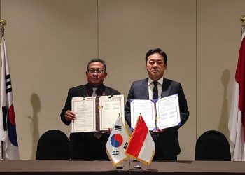 Penandatanganan rencana aksi kerja sama legislasi antara Setkab RI dan MoLeg Korsel oleh Deputi Bidang Polhukam, Setkab, Purnomo Sucipto dan Direktur Jenderal Biro Kerja Sama dan Koordinasi, MoLeg, Choe Young-chan, Rabu (02/11/2022), di Seoul, Korsel. (Foto: Kedeputian Polhukam)