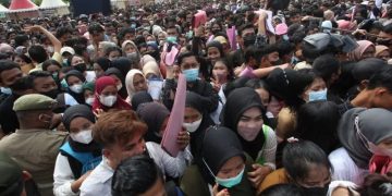 Ribuan warga berdesakkan memberika surat lamaran di bursa kerja Kota Batam 2022 (ANTARA/Yude)