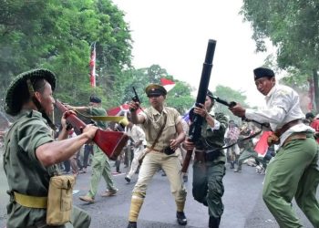 Sejumlah seniman melakukan teatrikal dalam Parade Surabaya Juang 2022 yang digelar mulai dari Jalan Pahlawan hingga Balai Kota Surabaya, Jawa Timur, Minggu (6/11/2022). ANTARA/HO-Diskominfo Surabaya.