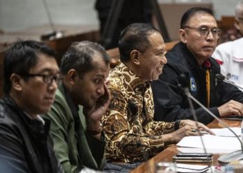 Komisi III DPR setujui pesepak bola Shayne Pattynama jadi WNI
Menpora Zainudin Amali (kedua kanan) bersama Wamenkumham Edward Omar Sharif Hiariej (kedua kiri) dan Ketua PSSI Mochamad Iriawan (kanan) saat mengikuti rapat kerja bersama Komisi III DPR di Kompleks Parlemen, Senayan, Jakarta, Rabu (9/11/2022). Rapat kerja tersebut membahas permohonan pertimbangan kewarganegaraan Republik Indonesia atas nama Shayne ElianJay Pattynama. ANTARA FOTO/Aprillio Akbar/YU.