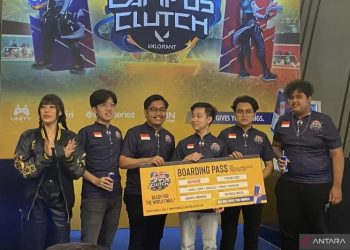 SVP UniPin Community Debora Imanuella (kiri) melakukan pelepasan tim Batagor untuk bertanding di final dunia Valorant Red Bull Campus Cluth dalam konferensi pers di Jakarta, Kamis (10/11/2022). (ANTARA/Arindra Meodia)