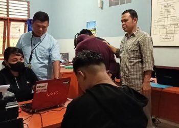 Tiga Remaja Pelaku Pencurian saat Diperiksa di Mapolsek Tanjungpinang Timur, foto : Mael/detak.media