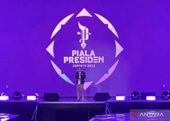 Menteri Pariwisata dan Ekonomi Kreatif Sandiaga Uno membuka grand final Piala Presiden Esports 2022 di Istora Senayan Jakarta, Jumat (11/11/2022). ANTARA/Arindra Meodia.