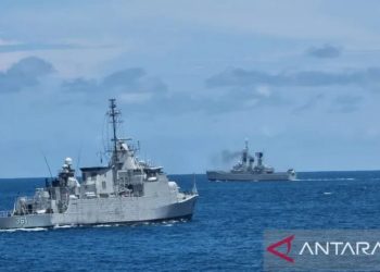 Sejumlah Kapal perang Republik Indonesia (KRI) TNI Angkatan Laut dalam posisi tempur mengelilingi Pulau Bali untuk mengamankan KTT G20 di Bali. (ANTARA/HO-Dispenal)
