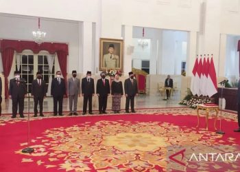 Presiden Joko Widodo melantik mantan anggota Wantimpres Muhamad Mardiono sebagai Utusan Khusus Presiden Bidang Kerja Sama Pengentasan Kemiskinan dan Ketahanan Pangan di Istana Negara, Jakarta, Rabu (23/11/2022). (ANTARA/Indra Arief Pribadi)